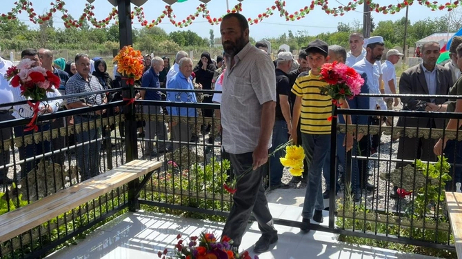 Salyanda Vətən Müharibəsi şəhidinin məzarı ziyarət olundu — FOTOLAR Salyanda Vətən Müharibəsi şəhidinin məzarı ziyarət olundu — FOTOLAR