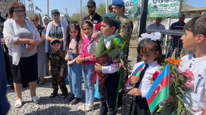 Salyanda Vətən Müharibəsi şəhidinin məzarı ziyarət olundu — FOTOLAR Salyanda Vətən Müharibəsi şəhidinin məzarı ziyarət olundu — FOTOLAR