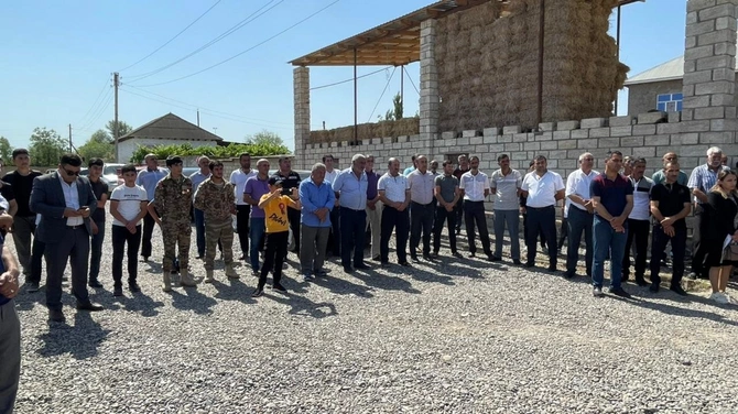 Salyanda Vətən Müharibəsi şəhidinin məzarı ziyarət olundu — FOTOLAR Salyanda Vətən Müharibəsi şəhidinin məzarı ziyarət olundu — FOTOLAR