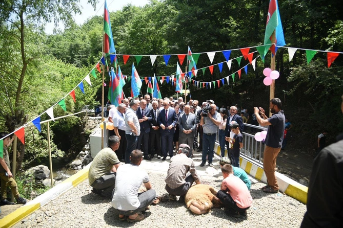 Lerik sakini öz təşəbbüsü ilə körpü inşa etdi — FOTOLAR Lerik sakini öz təşəbbüsü ilə körpü inşa etdi — FOTOLAR