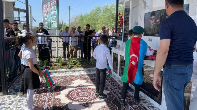Salyanda Vətən Müharibəsi şəhidinin məzarı ziyarət olundu — FOTOLAR Salyanda Vətən Müharibəsi şəhidinin məzarı ziyarət olundu — FOTOLAR