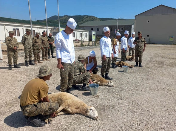 Azərbaycan Ordusunda Qurban bayramı qeyd edildi — FOTO Azərbaycan Ordusunda Qurban bayramı qeyd edildi — FOTO