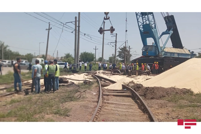 Azərbaycana xam şəkər daşıyan üç yük vaqonu aşdı — YENİLƏNİB