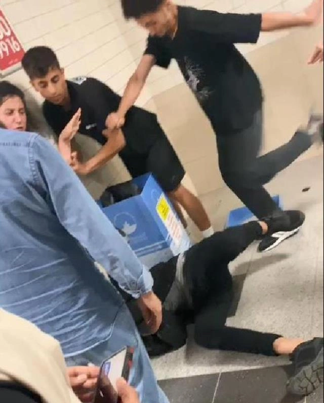 Metroda qadınların şəklini çəkən şəxsi döydülər — FOTOLAR