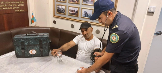 Dənizdə köməksiz qalan Lənkəran sakini xilas edildi — FOTOLAR