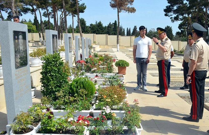 Müdafiə Nazirliyinin rəhbərliyi İkinci Şəhidlər xiyabanını ziyarət etdi — FOTOLAR