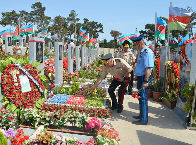 Müdafiə Nazirliyinin rəhbərliyi İkinci Şəhidlər xiyabanını ziyarət etdi — FOTOLAR Müdafiə Nazirliyinin rəhbərliyi İkinci Şəhidlər xiyabanını ziyarət etdi — FOTOLAR