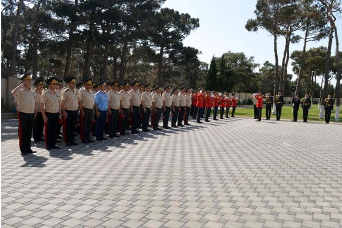Müdafiə Nazirliyinin rəhbərliyi İkinci Şəhidlər xiyabanını ziyarət etdi — FOTOLAR