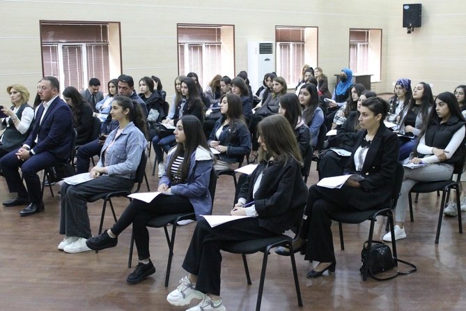 Regionlarda erkən və qohum nikahlara dair dəyirmi masalar keçirildi — FOTOLAR Regionlarda erkən və qohum nikahlara dair dəyirmi masalar keçirildi — FOTOLAR