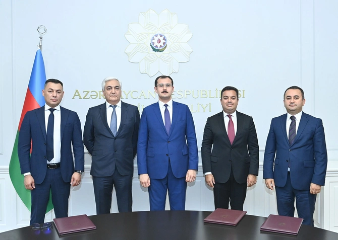 Bu məktəblər üçün 1000 kompüter ianə edildi — FOTOLAR