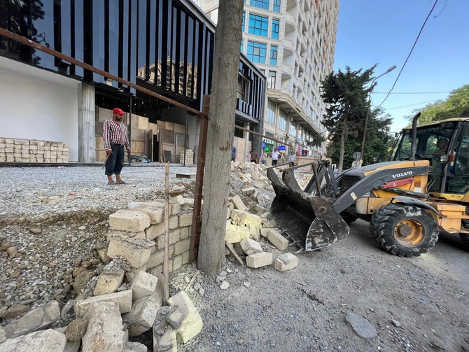 Nərimanovda qanunsuz tikili söküldü — FOTOLAR Nərimanovda qanunsuz tikili söküldü — FOTOLAR