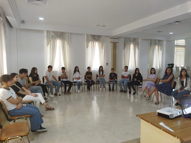 Gənclər arasında sosial mediadan istifadə qaydaları və sosial düşüncə mövzusunda təlim keçirildi — FOTOLAR