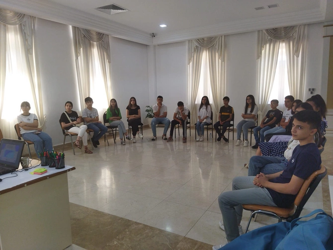 Gənclər arasında sosial mediadan istifadə qaydaları və sosial düşüncə mövzusunda təlim keçirildi — FOTOLAR