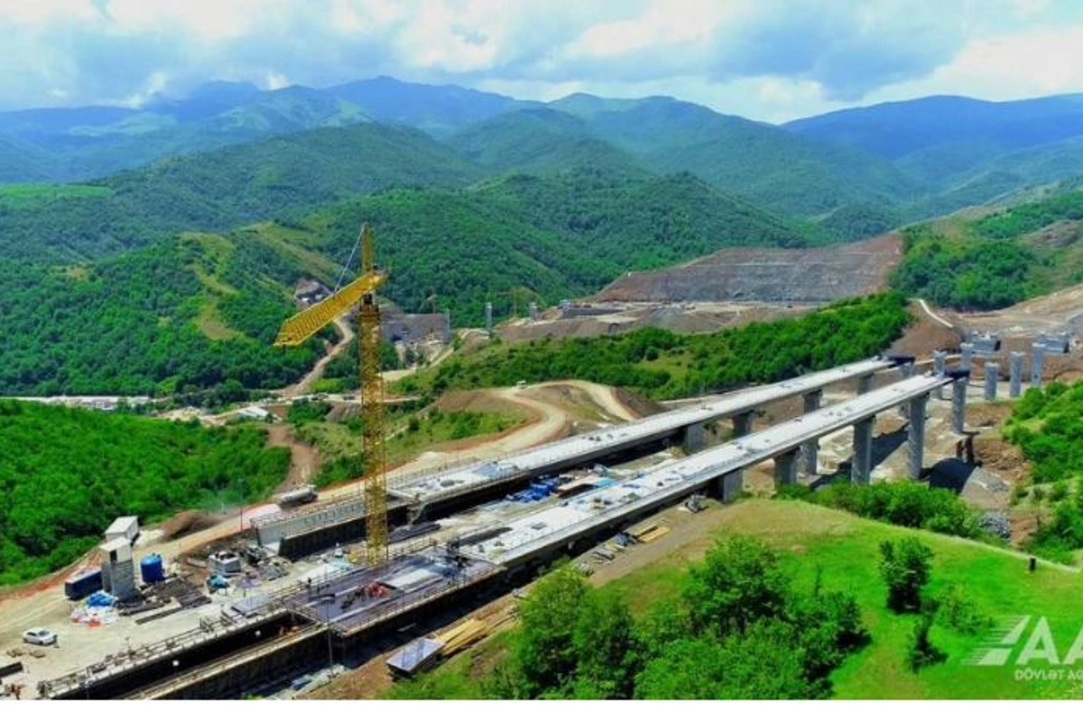 Azərbaycanda ilk dəfə avtomobil yolunda dərə üzərində körpü inşa edilir — VİDEO