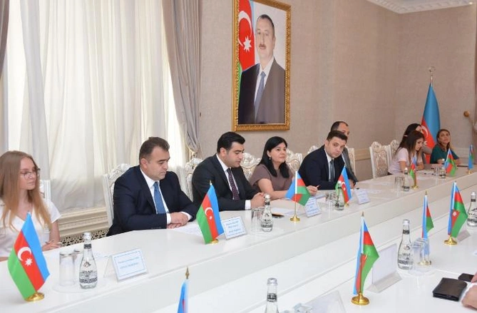 Abşeron rayonunda işəgötürənlərlə dəyirmi masa keçirildi — FOTOLAR Abşeron rayonunda işəgötürənlərlə dəyirmi masa keçirildi — FOTOLAR