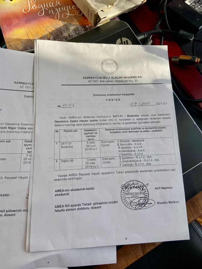 AMEA-da Ramiz Mehdiyevin adamı özünü “fəlsəfə elmləri doktoru” kimi qələmə verir? — FOTO