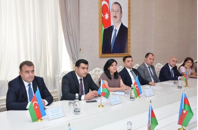 Abşeron rayonunda işəgötürənlərlə dəyirmi masa keçirildi — FOTOLAR Abşeron rayonunda işəgötürənlərlə dəyirmi masa keçirildi — FOTOLAR