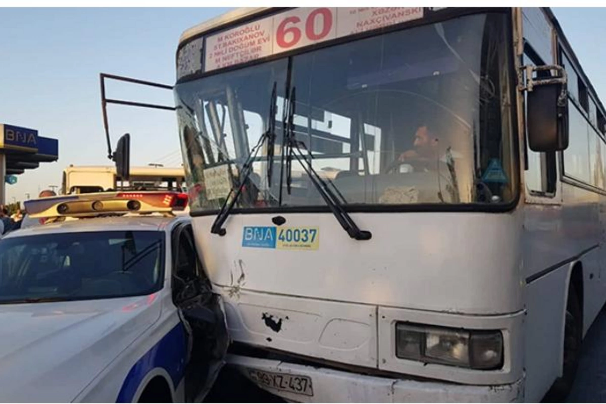 Bakıda marşrut avtobusu DYP avtomobilinə çırpıldı — FOTO