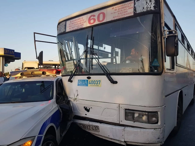 Bakıda marşrut avtobusu DYP avtomobilinə çırpıldı — FOTO Bakıda marşrut avtobusu DYP avtomobilinə çırpıldı — FOTO