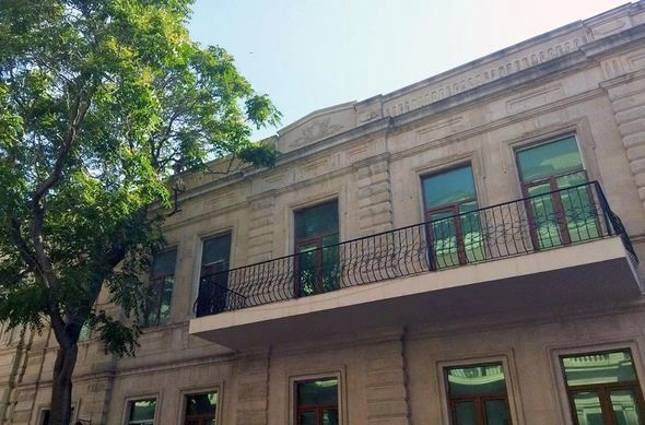 Bakıda memarlıq abidəsi üzərində üçüncü mərtəbə tikilir — FOTOLAR Bakıda memarlıq abidəsi üzərində üçüncü mərtəbə tikilir — FOTOLAR