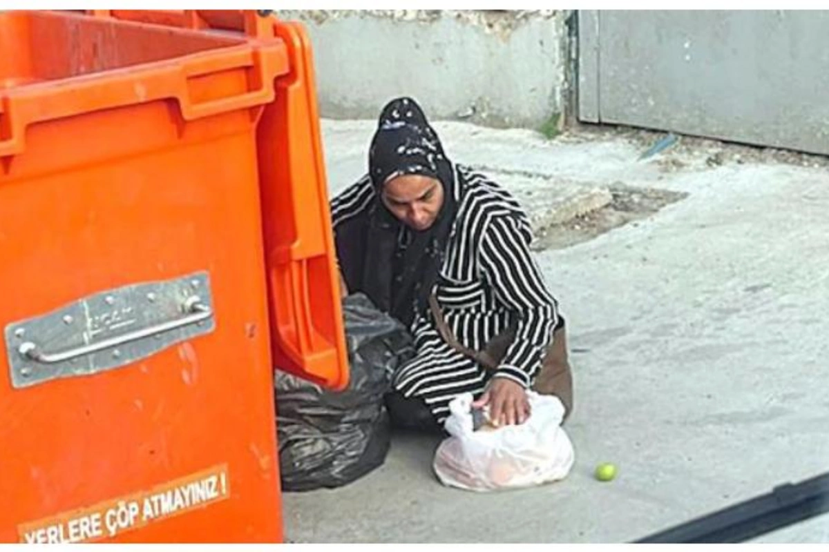 Zibillikdə çörək axtaran dilənçi qadın polisləri şoka saldı — FOTOLAR