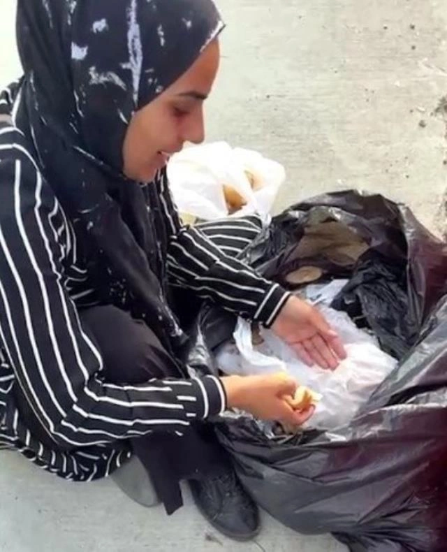 Zibillikdə çörək axtaran dilənçi qadın polisləri şoka saldı — FOTOLAR