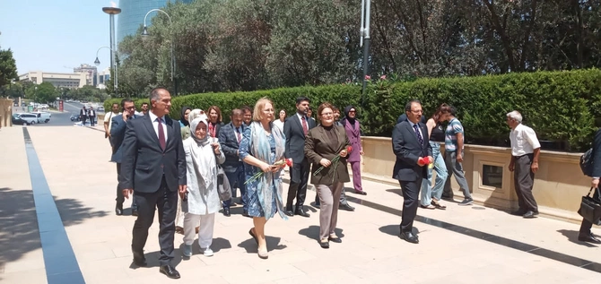 Türkiyənin ailə və sosial xidmətlər naziri ümummilli lider Heydər Əliyevin məzarını, Şəhidlər Xiyabanı və Türk Şəhidliyini ziyarət edib — FOTO