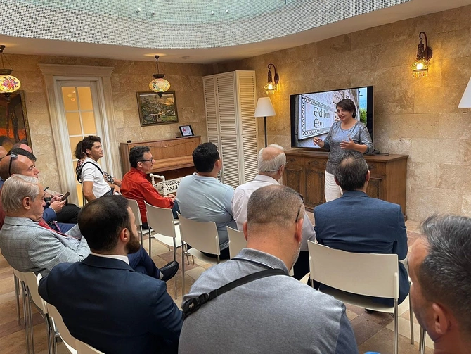 Beynəlxalq Media Forumun iştirakçıları İçərişəhərlə tanış olublar — FOTOLAR Beynəlxalq Media Forumun iştirakçıları İçərişəhərlə tanış olublar — FOTOLAR
