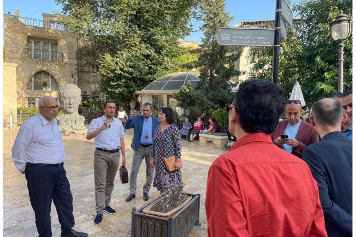 Beynəlxalq Media Forumun iştirakçıları İçərişəhərlə tanış olublar — FOTOLAR