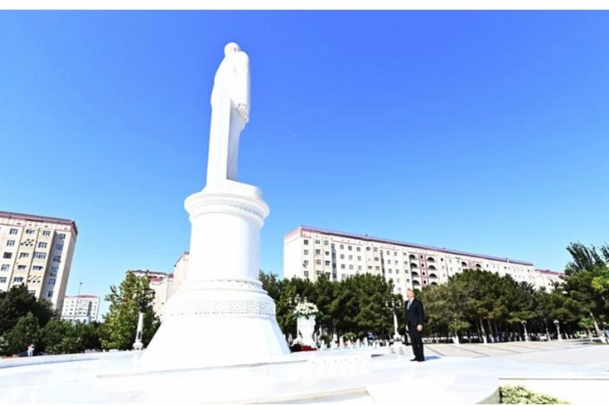 Dövlət başçısı Heydər Əliyevin abidəsini ziyarət etdi