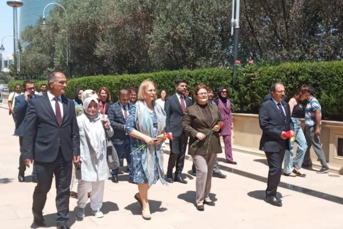 Türkiyənin ailə və sosial xidmətlər naziri ümummilli lider Heydər Əliyevin məzarını, Şəhidlər Xiyabanı və Türk Şəhidliyini ziyarət edib — FOTO