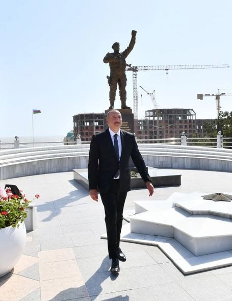 İlham Əliyev Sumqayıt Şəhidlər xiyabanında aparılan əsaslı təmir və yenidənqurma işləri ilə tanış olub — FOTO
