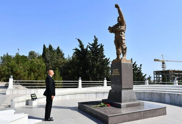 İlham Əliyev Sumqayıt Şəhidlər xiyabanında aparılan əsaslı təmir və yenidənqurma işləri ilə tanış olub — FOTO