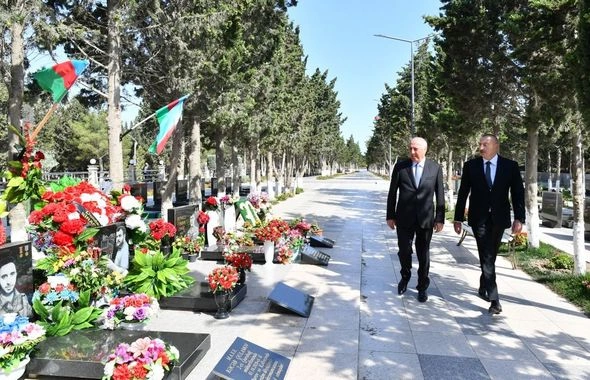 İlham Əliyev Sumqayıt Şəhidlər xiyabanında aparılan əsaslı təmir və yenidənqurma işləri ilə tanış olub — FOTO