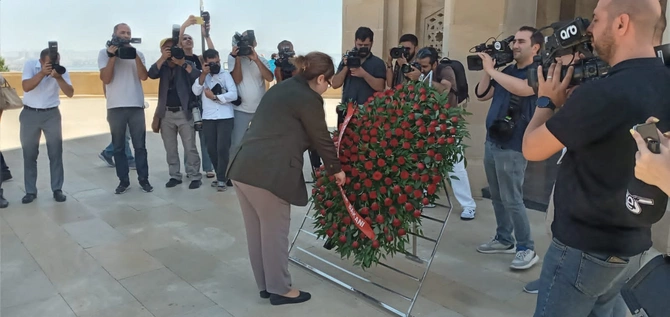 Türkiyənin ailə və sosial xidmətlər naziri ümummilli lider Heydər Əliyevin məzarını, Şəhidlər Xiyabanı və Türk Şəhidliyini ziyarət edib — FOTO