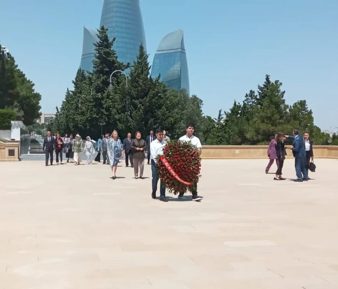 Türkiyənin ailə və sosial xidmətlər naziri ümummilli lider Heydər Əliyevin məzarını, Şəhidlər Xiyabanı və Türk Şəhidliyini ziyarət edib — FOTO