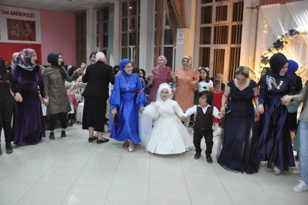 108 santimetr boyu olan cütlük evləndi — FOTOLAR 108 santimetr boyu olan cütlük evləndi — FOTOLAR