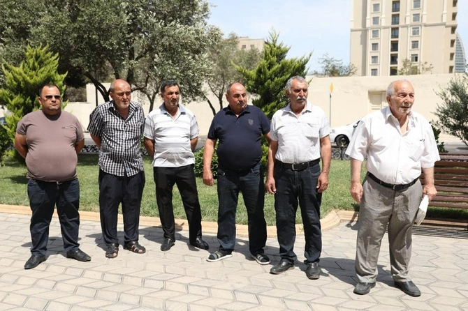 Sakinlər “Açıq mikrofon” vasitəsi ilə müraciətlərini ünvanladılar — FOTOLAR Sakinlər “Açıq mikrofon” vasitəsi ilə müraciətlərini ünvanladılar — FOTOLAR