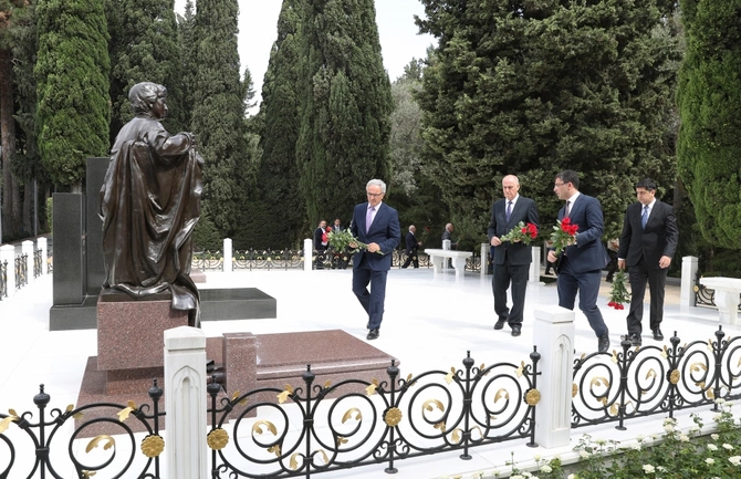 Azərbaycan mətbuatının nümayəndələri Heydər Əliyevin məzarını ziyarət etdilər — VİDEO Azərbaycan mətbuatının nümayəndələri Heydər Əliyevin məzarını ziyarət etdilər — VİDEO