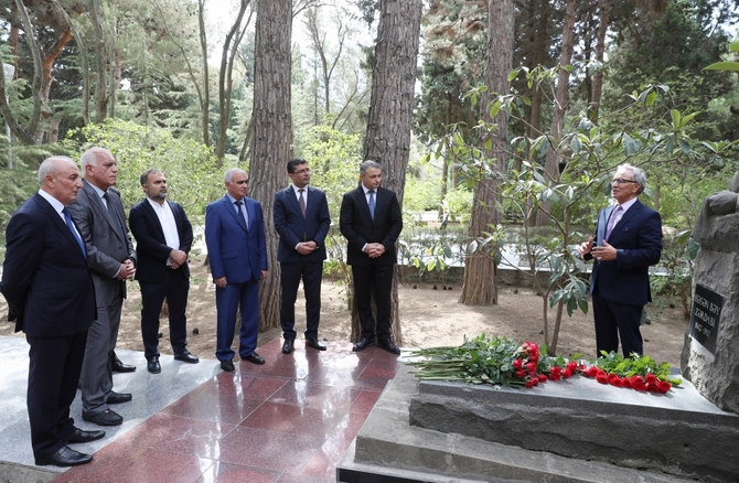 Azərbaycan mətbuatının nümayəndələri Heydər Əliyevin məzarını ziyarət etdilər — VİDEO Azərbaycan mətbuatının nümayəndələri Heydər Əliyevin məzarını ziyarət etdilər — VİDEO
