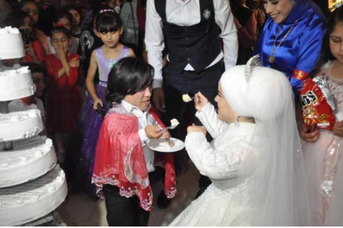 108 santimetr boyu olan cütlük evləndi — FOTOLAR