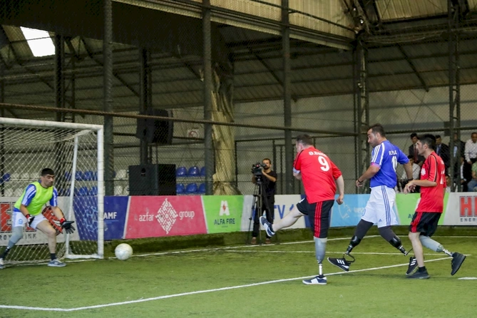Protezlə təmin edilmiş qazilər futbol oynadı — FOTOLAR