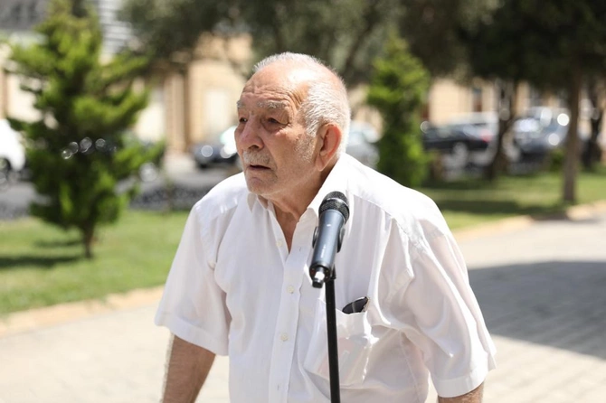 Sakinlər “Açıq mikrofon” vasitəsi ilə müraciətlərini ünvanladılar — FOTOLAR Sakinlər “Açıq mikrofon” vasitəsi ilə müraciətlərini ünvanladılar — FOTOLAR
