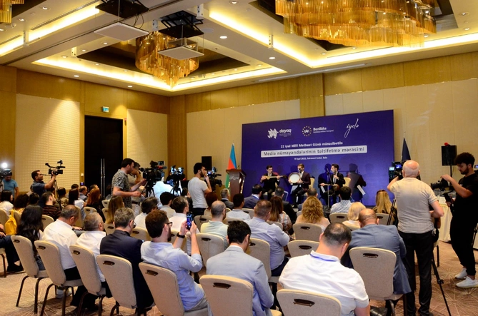 “Benilüks” və “Dayaq” media nümayəndələrini təltif etdi — FOTOLAR “Benilüks” və “Dayaq” media nümayəndələrini təltif etdi — FOTOLAR