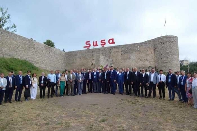 Şuşadan qeydlər: mediamızın yeni dövrünün real mənzərəsi — FOTOLAR Şuşadan qeydlər: mediamızın yeni dövrünün real mənzərəsi — FOTOLAR