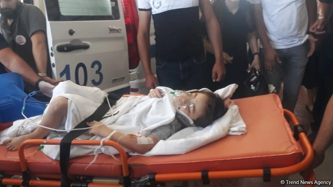 Yolu keçmək istəyən 3 azyaşlını maşın vurdu — FOTO Yolu keçmək istəyən 3 azyaşlını maşın vurdu — FOTO