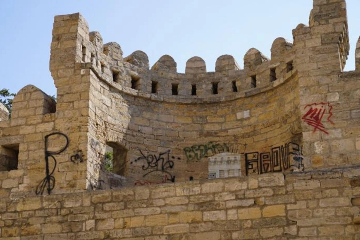 İçərişəhərdə Qala divarlarını yazanlar polis bölməsinə aparılıb