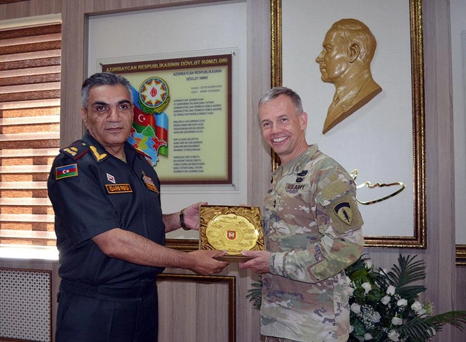 ABŞ generalı Azərbaycan Ordusunun hərbi hissəsinə baş çəkdi — FOTOLAR