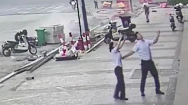 5-ci mərtəbədən düşən azyaşlını havada tutdu — VİDEO