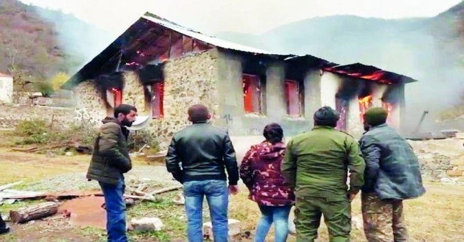 Laçında məskunlaşmış ermənilərin əşyalarını öz soydaşları yağmalayır — VİDEO Laçında məskunlaşmış ermənilərin əşyalarını öz soydaşları yağmalayır — VİDEO